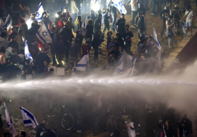 الشرطة الإسرائيلية تعتدي على متظاهرين في تل أبيب