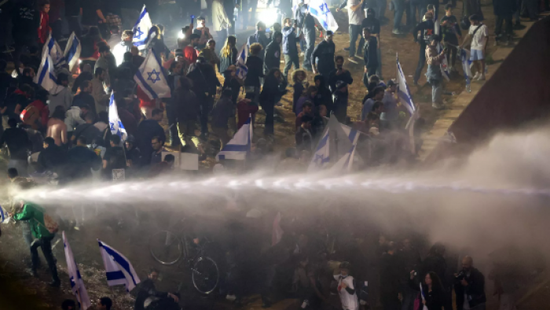 الشرطة الإسرائيلية تعتدي على متظاهرين في تل أبيب