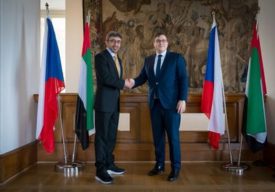 وزير الخارجية الإماراتي يلتقي نظيره التشيكي في براغ