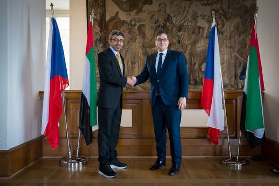 وزير الخارجية الإماراتي يلتقي نظيره التشيكي في براغ