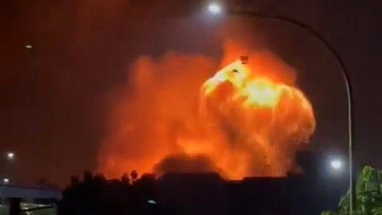 انفجار هائل بمستودع للذخيرة في إندونيسيا