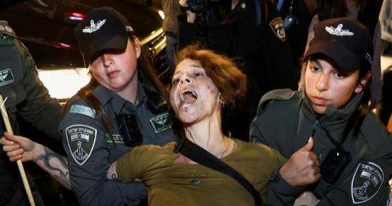 مواجهات عنيفة بين إسرائيليين وشرطة الاحتلال بتل أبيب