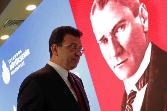 المرشح المعارض أكرم أوغلو يعلن فوزه بانتخابات إسطنبول