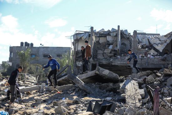 مقتل أجانب وفلسطيني في ضربة إسرائيلية بدير البلح
