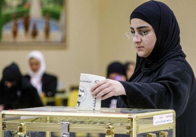 الناخبون الكويتيون يصوتون بأول انتخابات في عهد الأمير الجديد