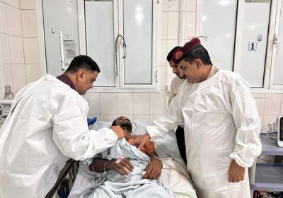 وزير الدفاع يتفقد أحوال جرحى الجبهات في مستشفيات عدن