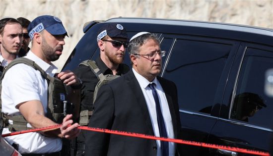 بن غفير ينتقد إقالة ضابطين متورطين في مقتل عمال الإغاثة بغزة