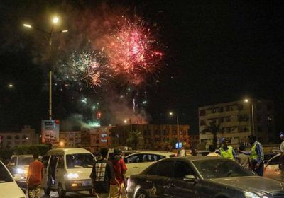 ألعاب نارية في عدن احتفالا بذكرى التحرير 
