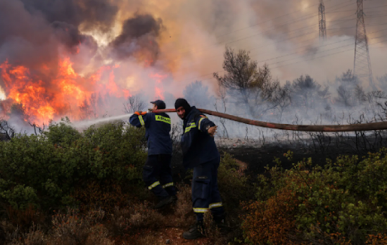السلطات اليونانية: إخلاء 4 مناطق سكنية إثر حريق غابات بجزيرة كريت