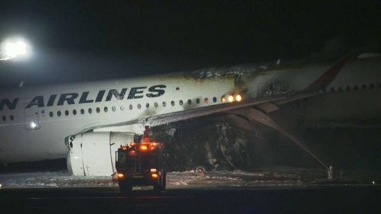 طائرة تصطدم بعمود كهرباء في مطار فيينا الدولي