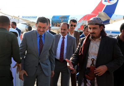 محافظ حضرموت يستقبل رئيس الوزراء في مطار الريان