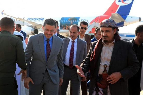 محافظ حضرموت يستقبل رئيس الوزراء في مطار الريان