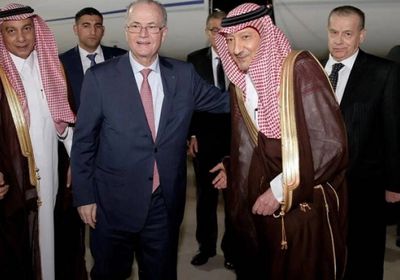 نائب وزير الخارجية السعودي يستقبل رئيس وزراء فلسطين لدى وصوله جدة