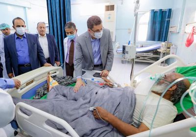 رئيس الوزراء يتفقد المرضى في مستشفى ابن سينا بالمكلا