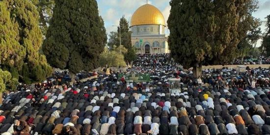 وسط إجراءات أمنية إسرائيلية.. الآلاف يؤدون صلاة العيد بالأقصى