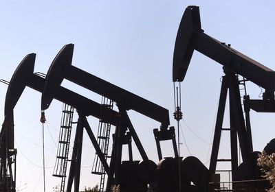 ارتفاع أسعار النفط رغم اتجاهها لتسجيل خسارة أسبوعية