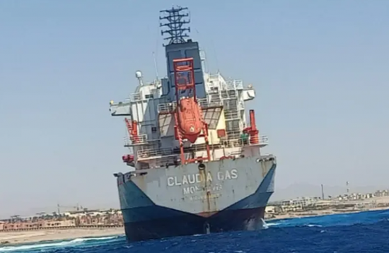 مصر.. تعويم سفينة الغاز الجانحة في خليج العقبة
