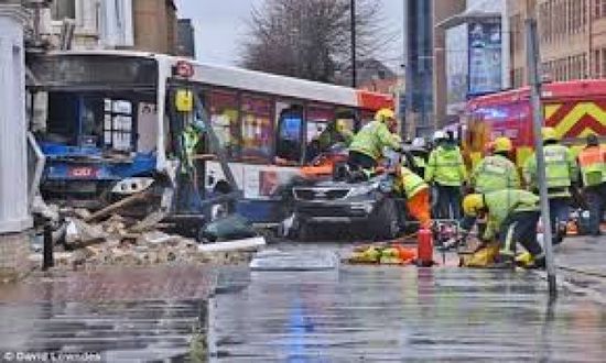 إصابة 17 شخصًا في حادث تصادم ببريطانيا
