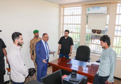 وزير النقل يتفقد الانضباط الوظيفي بديوان الوزارة في عدن