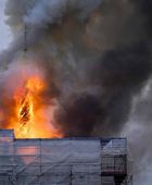 الدنمارك.. حريق ضخم يلتهم مبنى بورصة كوبنهاغن