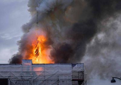 الدنمارك.. حريق ضخم يلتهم مبنى بورصة كوبنهاغن