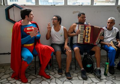 سوبرمان البرازيل يؤدي دور البطل الخارق لبث السعادة