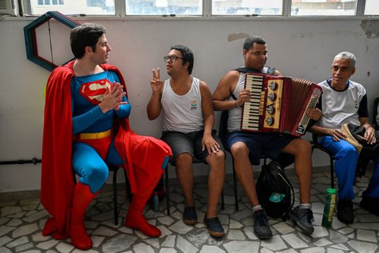 سوبرمان البرازيل يؤدي دور البطل الخارق لبث السعادة