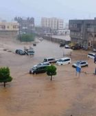 السيول تجتاح مدينة المكلا وشوارعها