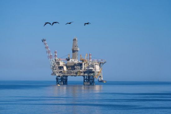شركة "بي بي" تبدأ الإنتاج في منصة نفطية ببحر قزوين
