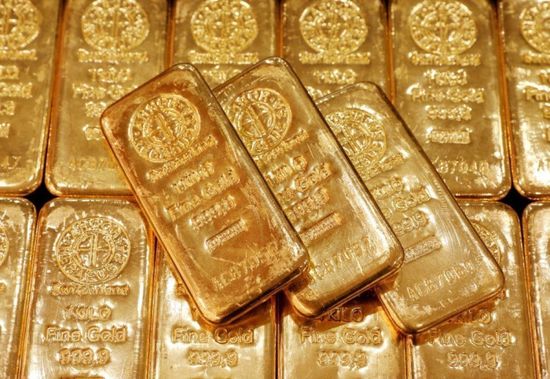 الذهب يستهل تعاملات الأسبوع بخسارة 1.9%