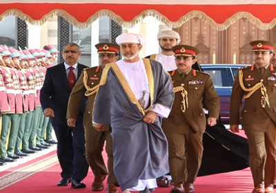 سلطان عمان يصل الإمارات ومحمد بن زايد في مقدمة مستقبليه