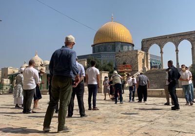 عشرات المستوطنين يقتحمون باحات المسجد الأقصى تحت حماية الشرطة الإسرائيلية