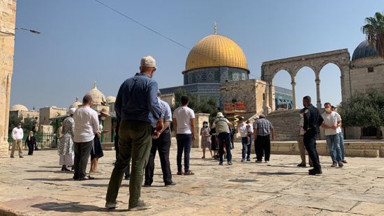 عشرات المستوطنين يقتحمون باحات المسجد الأقصى تحت حماية الشرطة الإسرائيلية