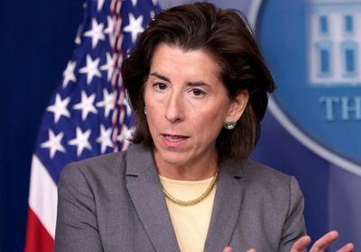وزيرة التجارة الأمريكية تؤكد تفوق بلادها بأشباه الموصلات