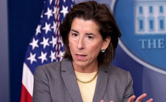 وزيرة التجارة الأمريكية تؤكد تفوق بلادها بأشباه الموصلات