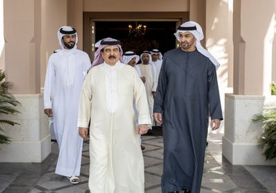 رئيس الإمارات وعاهل البحرين يبحثان العلاقات الأخوية والتطورات الإقليمية