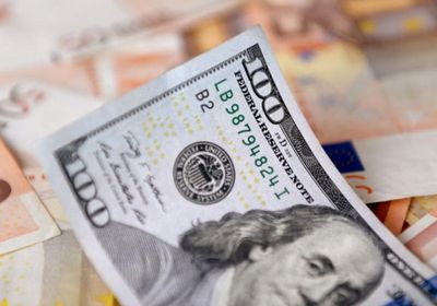المستثمرون يعززون رهاناتهم على تراجع اليورو أمام الدولار