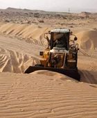 بدء إزالة الرمال من الطريق الدولي بين حضرموت وشبوة