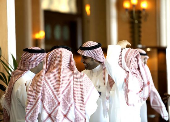 السعودية تلزم موظفي الحكومة بارتداء الزي الوطني