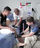 الإمارات.. المستشفى الميداني يبدأ تركيب الأطراف الصناعية للجرحى الفلسطينيين