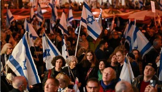 لمطالبته بالتنحي.. متظاهرون يحتجون قرب منزل نتنياهو