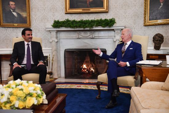 بايدن يبحث مع أمير قطر تطورات الحرب بغزة