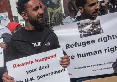 مقابل مال.. بريطانيا ترحل أول طالب لجوء لرواندا