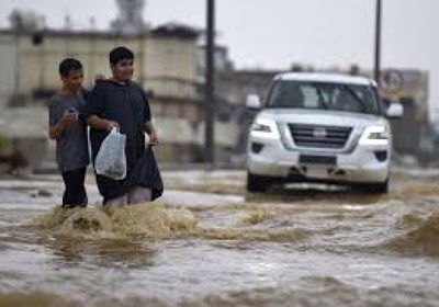 أمطار غزيرة تغلق المدارس وتغمر الطرق في أرجاء السعودية