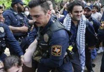 الشرطة تعتقل عشرات المحتجين بمداهمة لجامعة كولومبيا