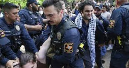 الشرطة تعتقل عشرات المحتجين بمداهمة لجامعة كولومبيا
