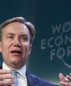 رئيس المنتدى الاقتصادي العالمي يحذر من ارتفاع الديون العالمية