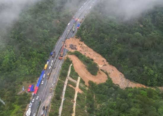 انهيار طريق في جنوب الصين يودي بحياة 36 شخصا