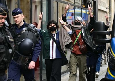 علي خطى الأمريكية.. الشرطة الفرنسية تفرق اعتصاماً طلابياً مؤيداً للفلسطينيين