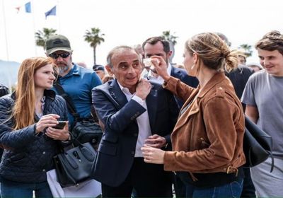 رشق قيادي يميني فرنسي بالبيض